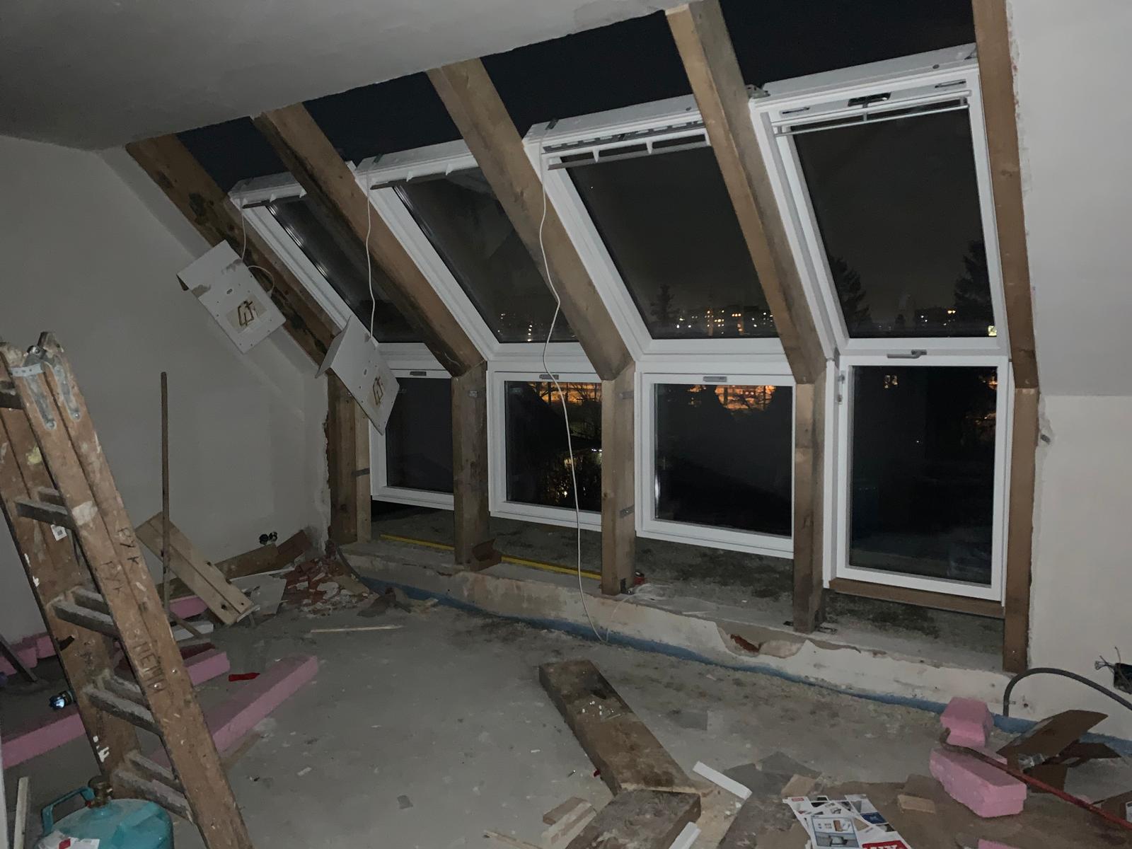 Dachflächenfenster und stehende Fenster, witterungsbeständig montiert
