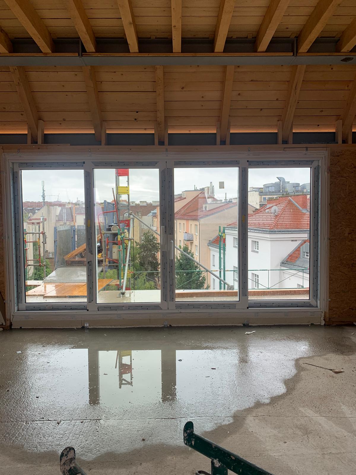 Dreh-Kipp-Fenster auf einer Dachterrasse mit Blick auf die Wiener Skyline