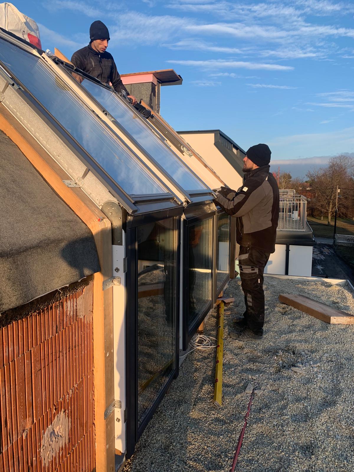 Zwei Monteure bei der Montage schräger Dachfenster