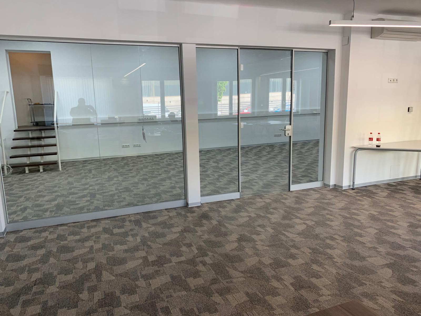 Bürotrennwand aus Glas mit Glastür in modern sanierten Büroräumen