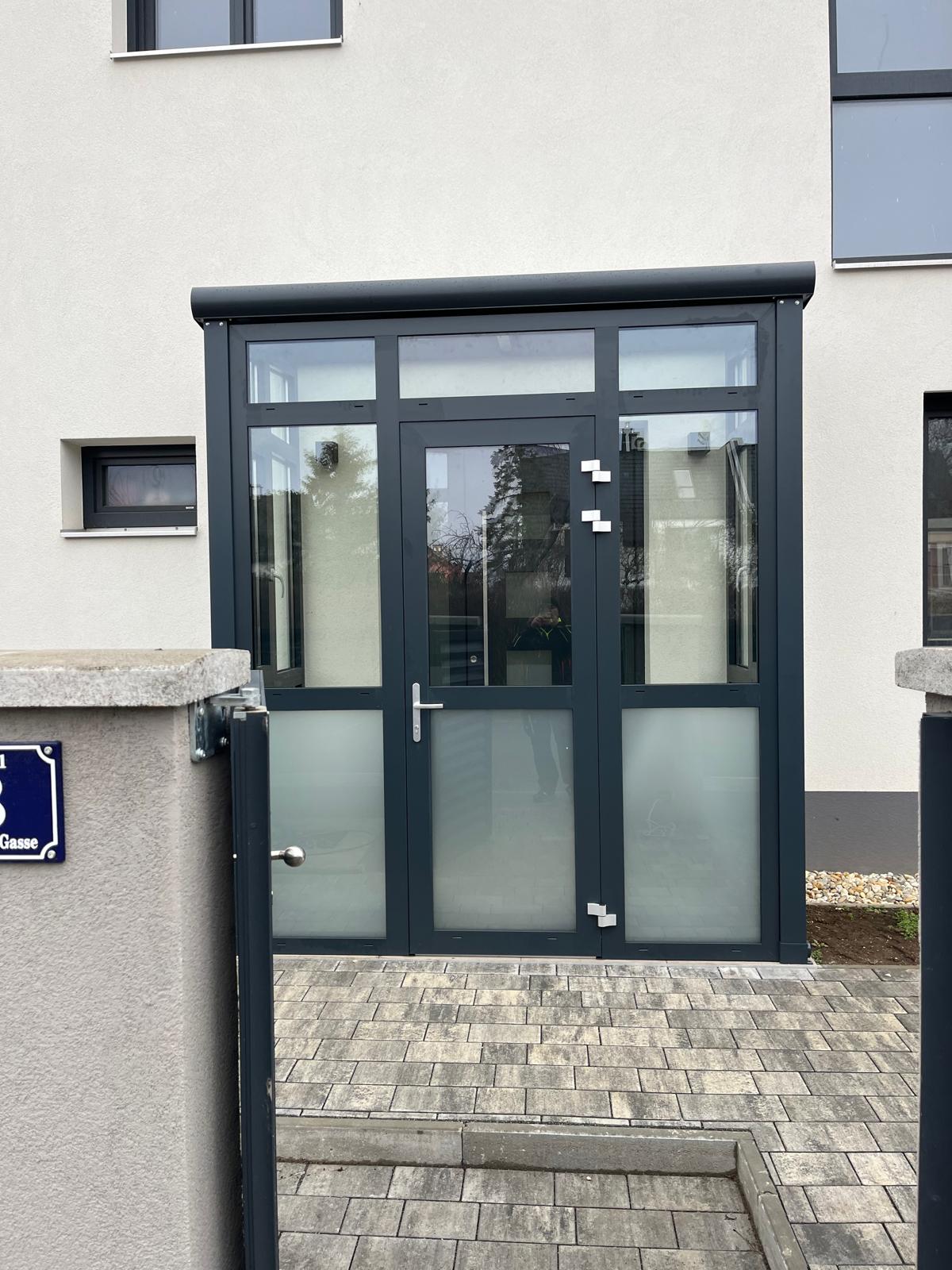 Glaseingangstür mit Seitenteil und Hausnummernschild
